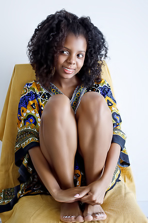 Sukki T Ebony Chick Spreads Her Legs