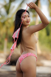 Minari Sheds The Bold Pink Leopard-print Bikini That Accentuates Her Slender Frame