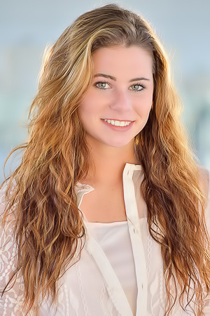 Aveline Nude On The Train Station