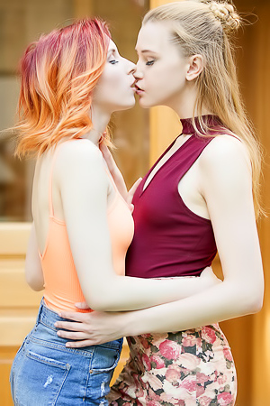 Elin beats her girlfriend at pool