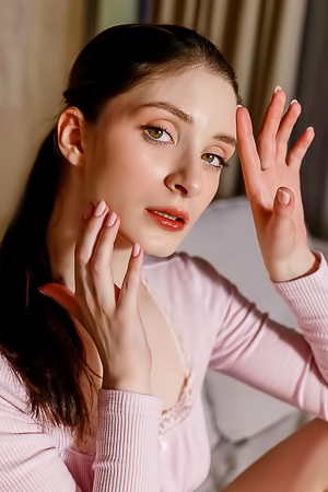 Marion Summers Sultry Beauty Turns Her Seductive Gaze To You