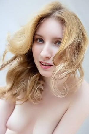 Minnie Lighter Reveals Her Adventurous Striptease With Barefoot Glamour And Propeller Tricks